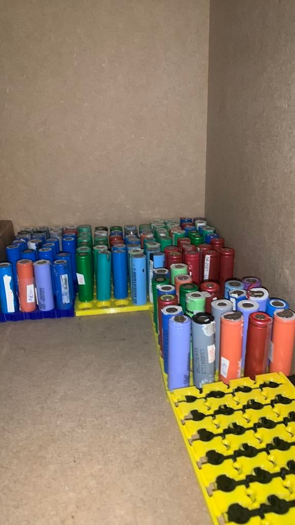 100 stuks oude laptop batterijen 18650 lion, Ophalen of Verzenden, Zo goed als nieuw