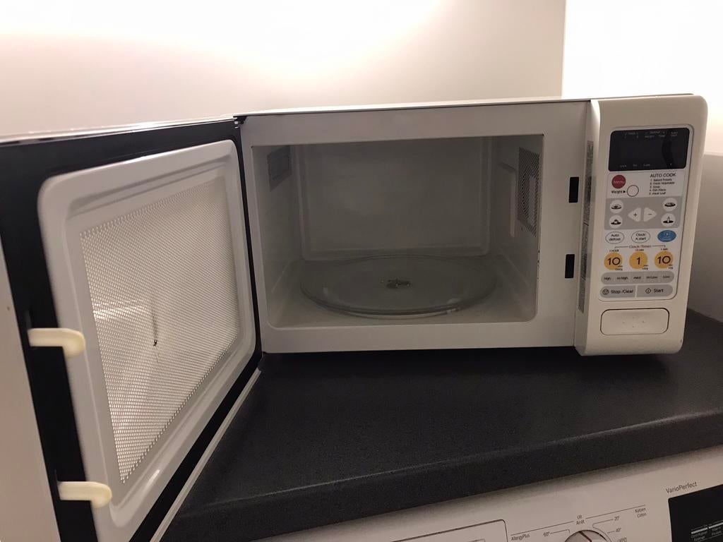 MİCROGOLF OVEN , GOEDE STAAT EN WEİNİG GEBRUİKT !!, Microgolfoven, Ophalen of Verzenden, Zo goed als nieuw, Draaiplateau