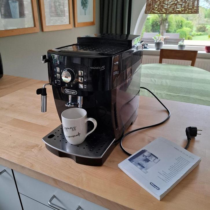 Koffiemachine DELONGHI Magnifica S, Elektronische apparatuur, Koffiezetapparaten, Gebruikt, Gemalen koffie, Koffiebonen, Espresso apparaat