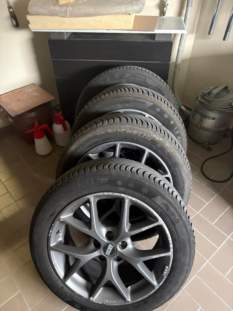 Winterbanden op velg. Michelin 205/55 r17 Steek 5x108, Auto-onderdelen, Banden en Velgen, Ophalen, Winterbanden, Band(en)