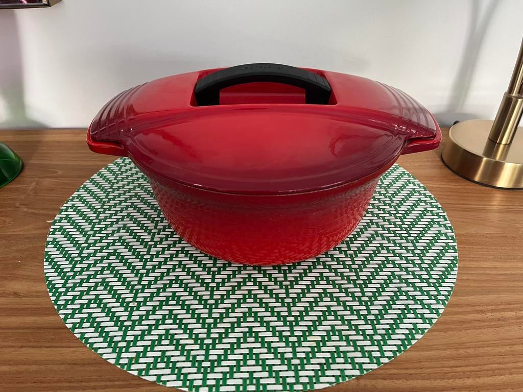 LE CREUSET FUTURA COCOTTE EN FONTE ÉMAILLÉE, Maison & Meubles, Enlèvement ou Envoi, Comme neuf, Fonte