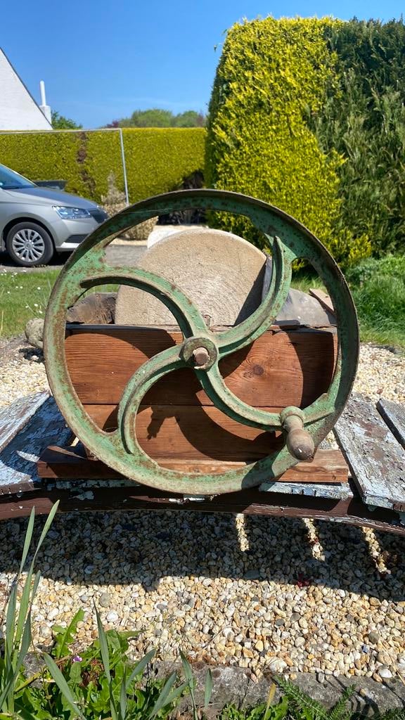 Antieke slijpmolen slijpsteen, Ophalen