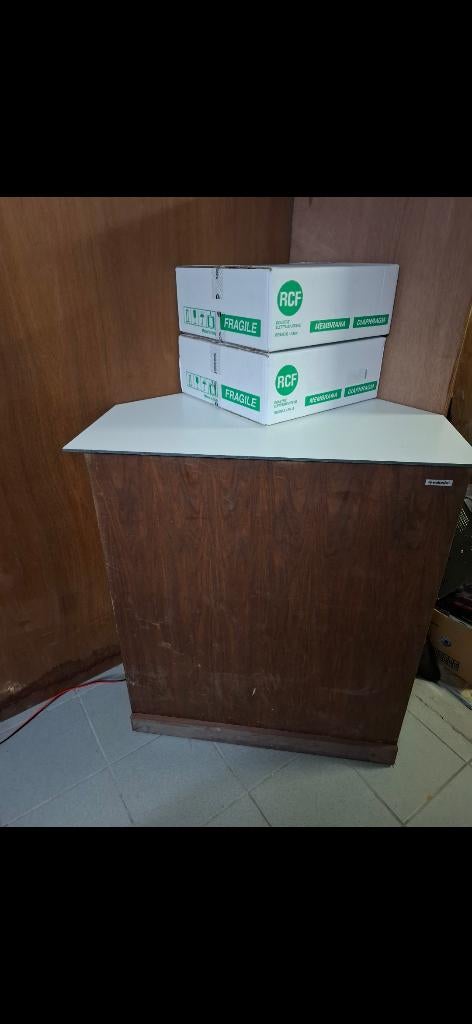 Hoekhorn luidsprekers kasten, Ophalen