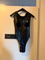 Costume fétichiste Kinky, Envoi