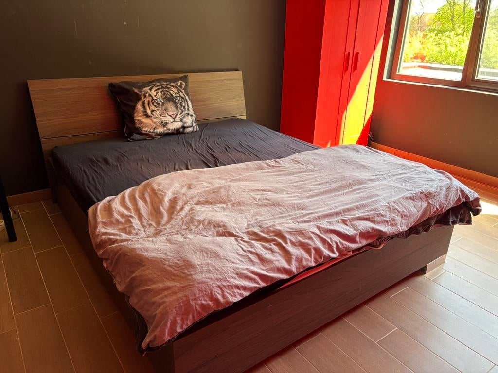 Cadre de lit double en bois gris!, Maison & Meubles, Autres dimensions, Gris, Enlèvement, Utilisé