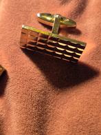 Boutons de manchettes, Enlèvement