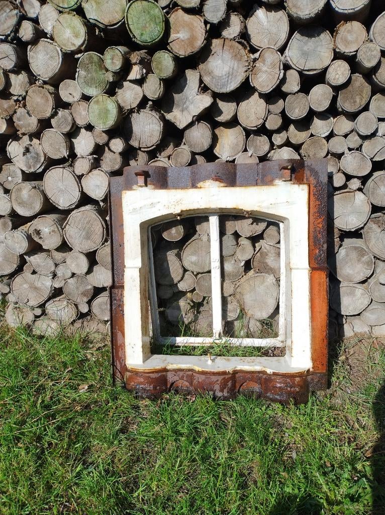 Oud gietijzeren dakvenster, gietijzeren dakraam, Ophalen, Dakraam