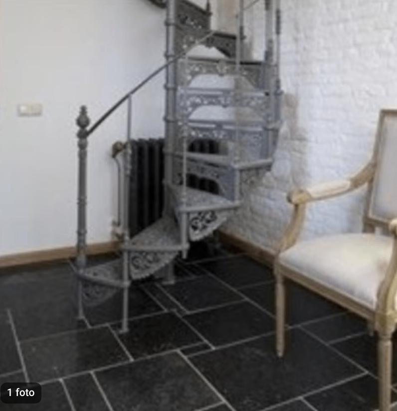 CARRELAGE EN PIERRE BLEUE DE 144 M2, MURS DE, CONTEXTE ROMAN, Antiquités & Art, Antiquités | Meubles | Chaises & Canapés, Enlèvement