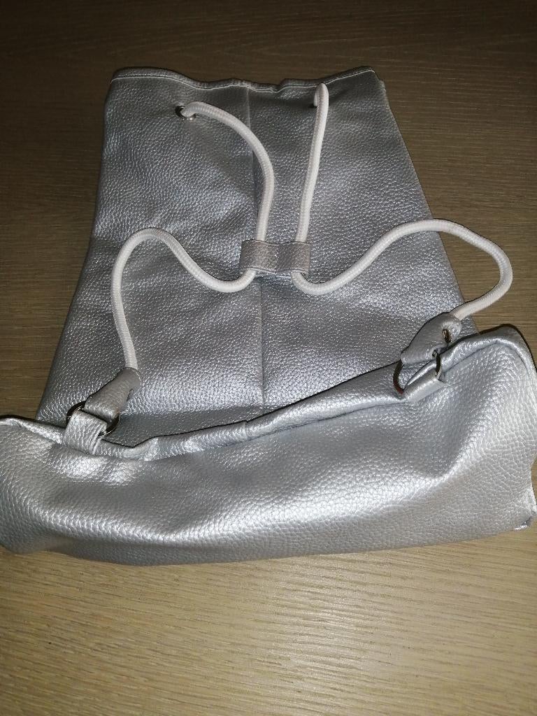 NIEUW zilver kleurige rugzak van GUESS, Ophalen of Verzenden, Nieuw, Overige merken, Waterdicht