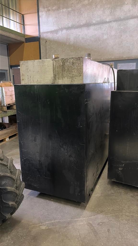 Olietank 2500 liter afgwerkte olie, Ophalen