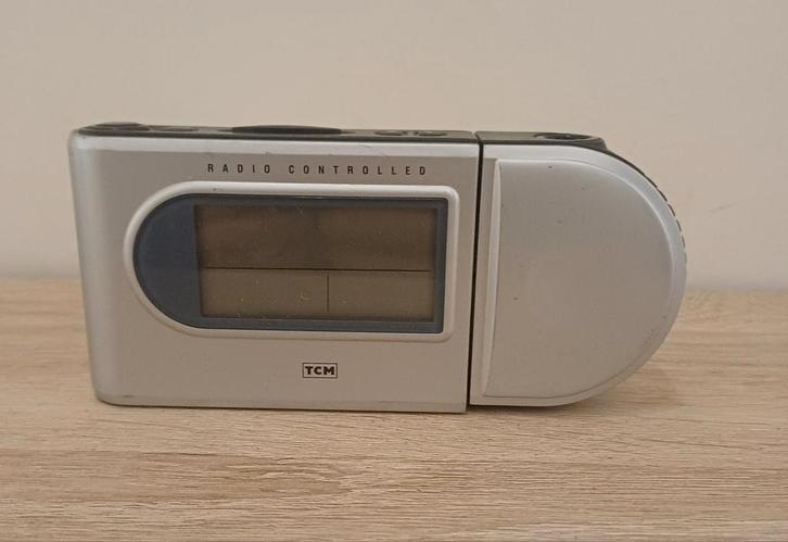 TCM Radio-gestuurde projectiewekker, Elektronische apparatuur, Wekkers, Gebruikt, Digitaal, Ophalen of Verzenden