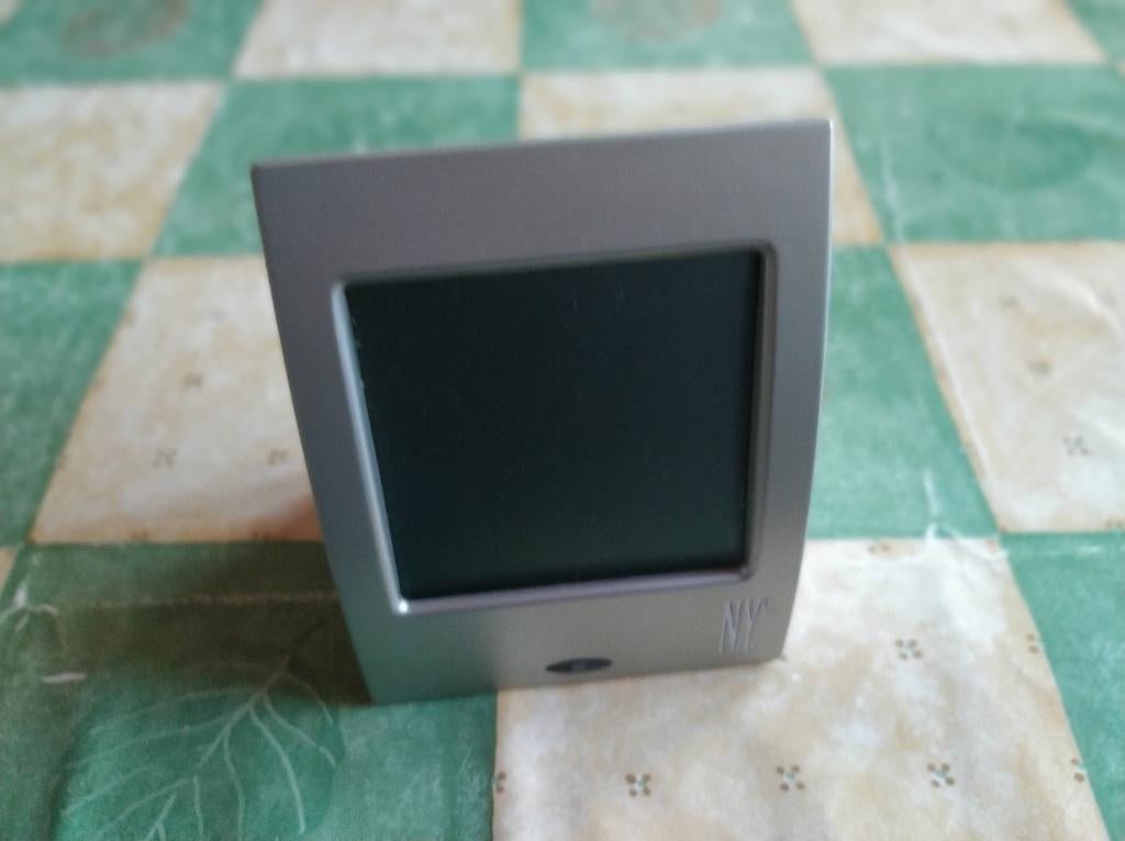 wekker klok met batterijen, nooit gebruikt en werkt perfect, Enlèvement ou Envoi