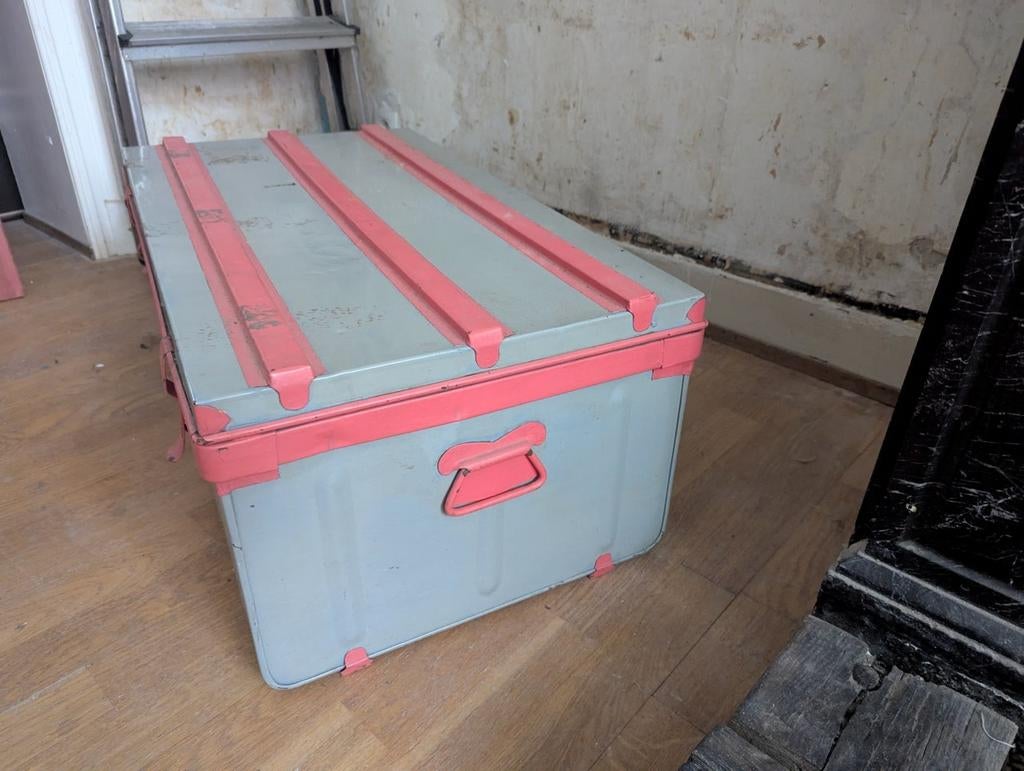 Titre : Malle Cantine Métallique Vintage – Gris & Rose, Bricolage & Construction, Casiers & Boîtes, Enlèvement