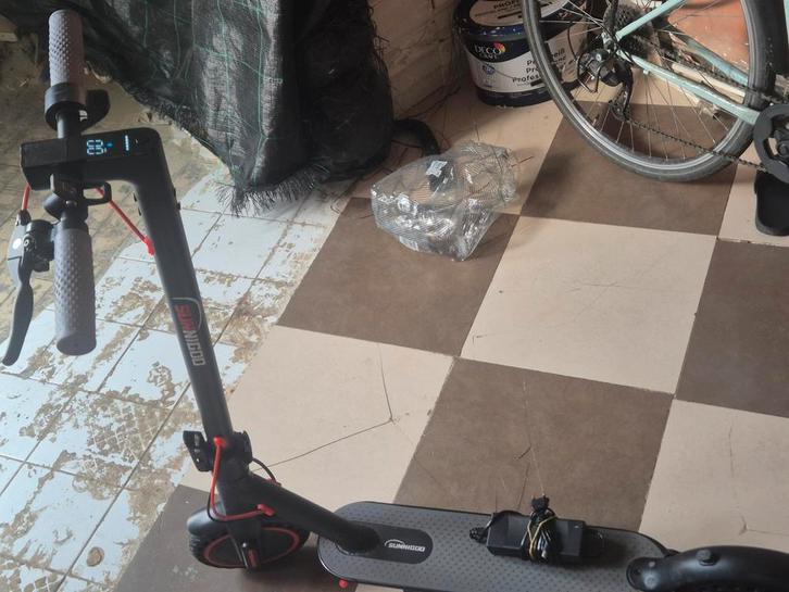 Sunnigoo Elektrische Step 25 km/u – Goede Staat + Oplader In, Fietsen en Brommers, Steps, Ophalen of Verzenden