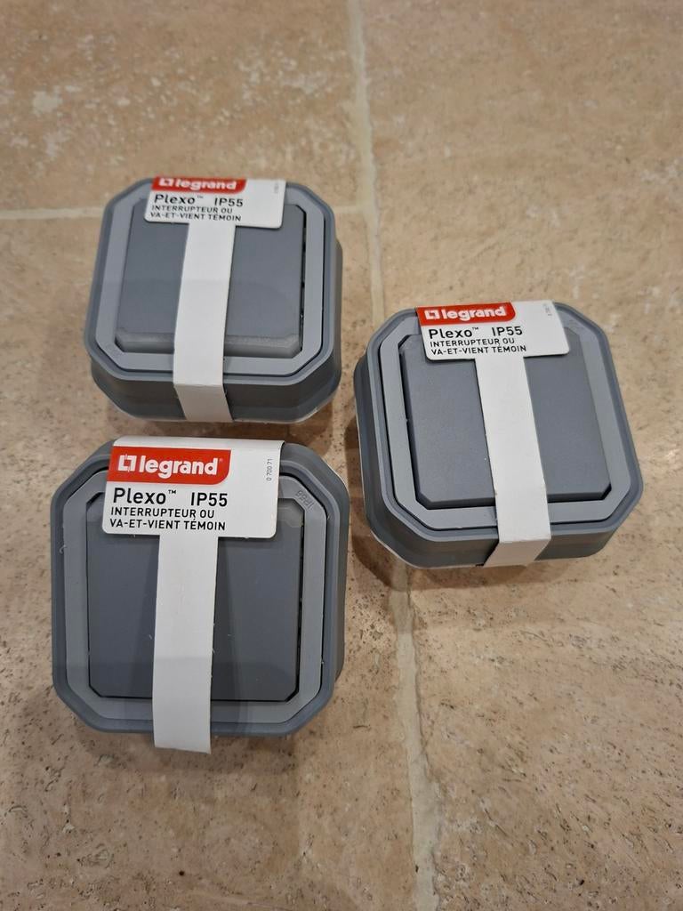 3 schakelaars komen en gaan Legrand Plexo ip55 indicatielamp, Ophalen of Verzenden