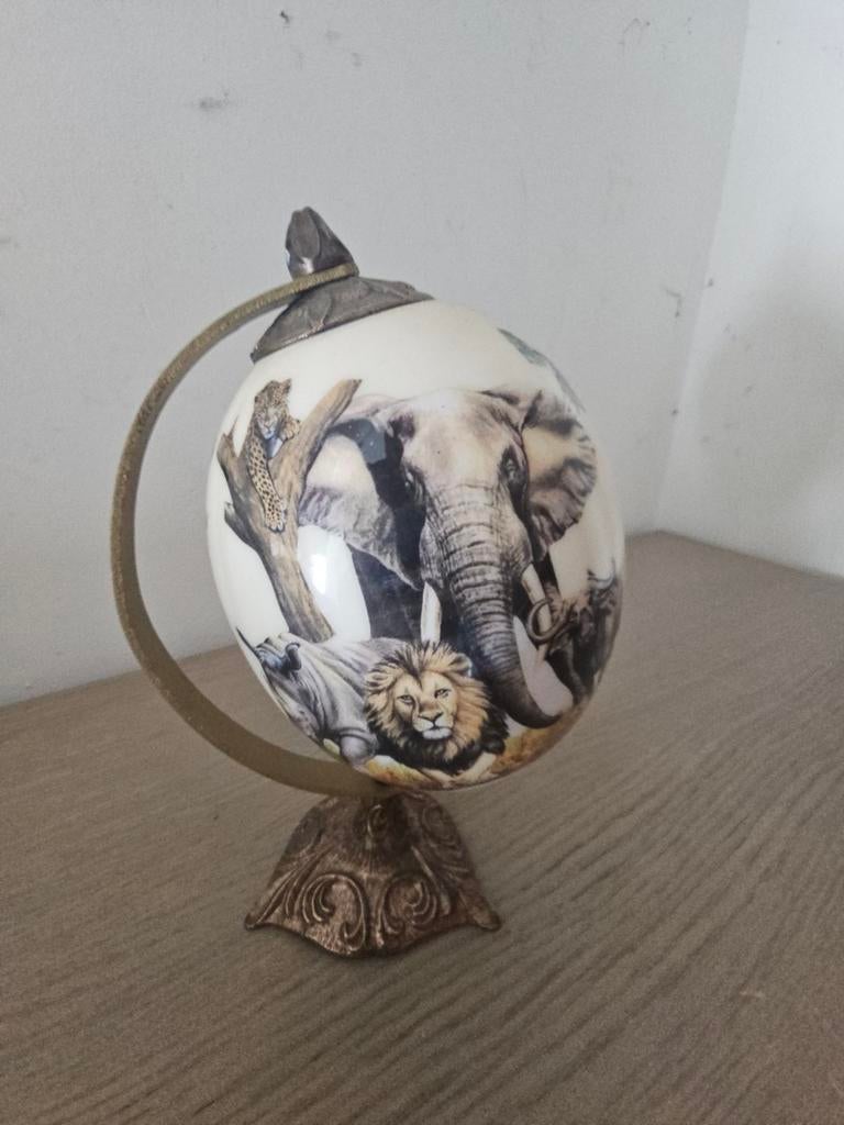 Struisvogelei met een 'Big Five' dierenmotief, Ophalen