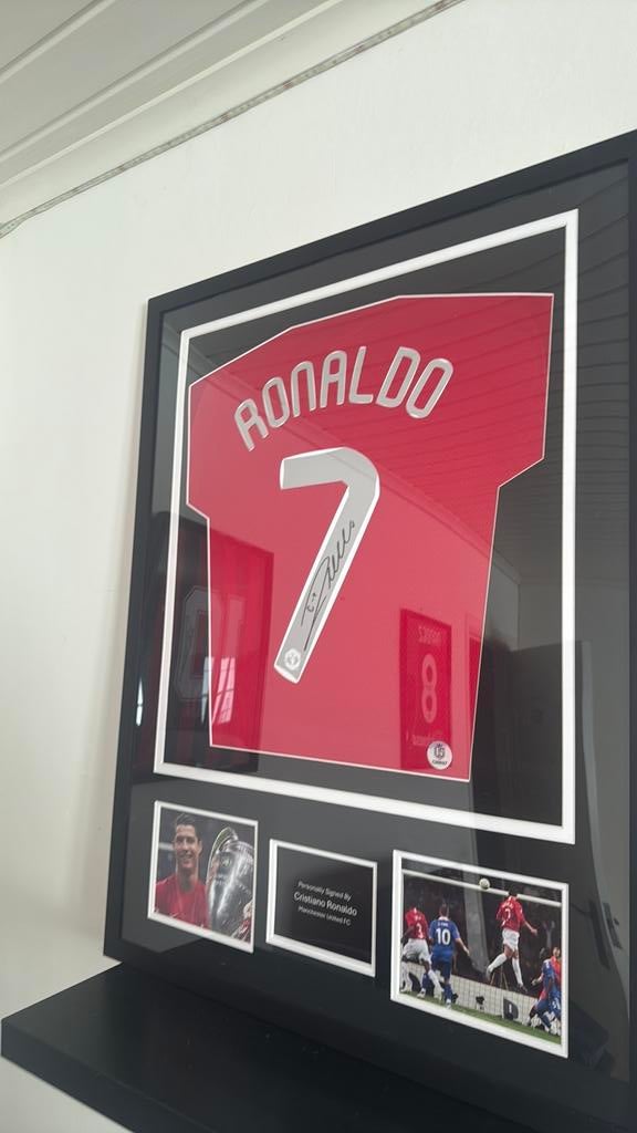 gesigneerd ronaldo shirt +certificaat, Verzamelen, Ophalen, Zo goed als nieuw, Shirt