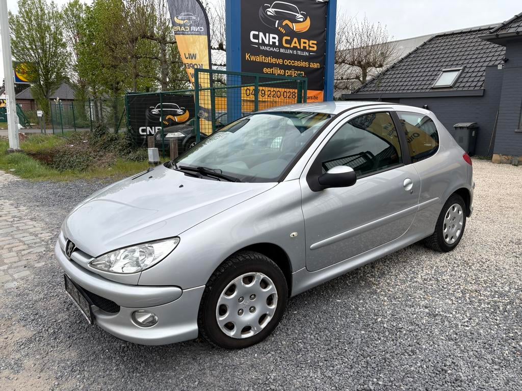 Peugeot 206 1.4 Benzine-AIRCO–Gekeurd–Ideale starterswagen!, Auto's, Peugeot, 1360 cc, Zwart, Bedrijf, Euro 4