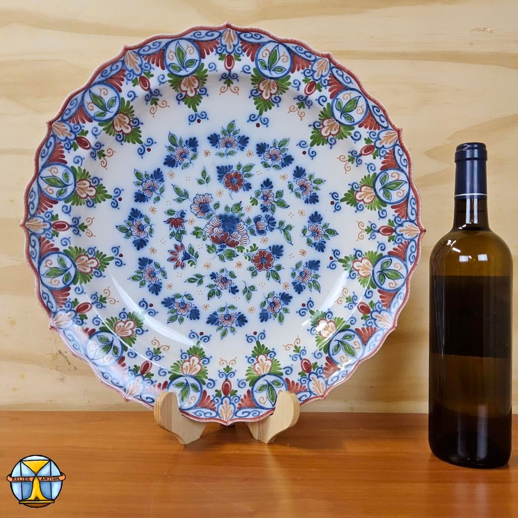 Grote Polychroom Gouda Zenith Bord bloemen patroon 39,5cm, Antiek en Kunst, Antiek | Porselein, Ophalen of Verzenden