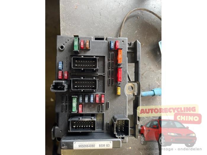 Boîte à fusibles d'un Peugeot 206, Autos : Pièces & Accessoires, Électronique & Câbles, Peugeot, Utilisé, 3 mois de garantie, Enlèvement ou Envoi