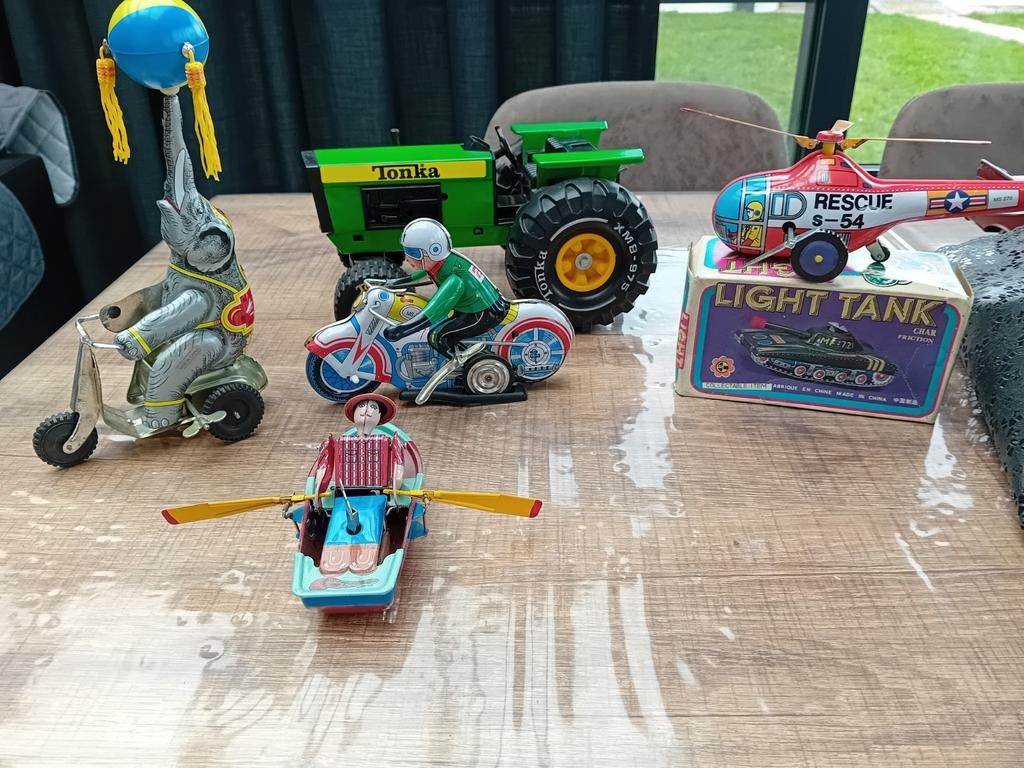 Lot blikken speelgoed, Ophalen