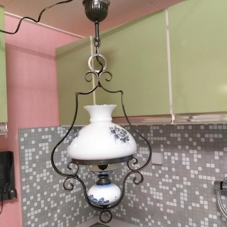 Suspension ancienne globe en opaline (année 1970), Antiquités & Art, Antiquités | Éclairage, Enlèvement ou Envoi