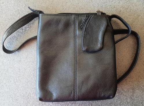 Te koop: Mooie zwarte lederen handtas met geldbeugel., Handtassen en Accessoires, Tassen | Schoudertassen, Zo goed als nieuw, Zwart