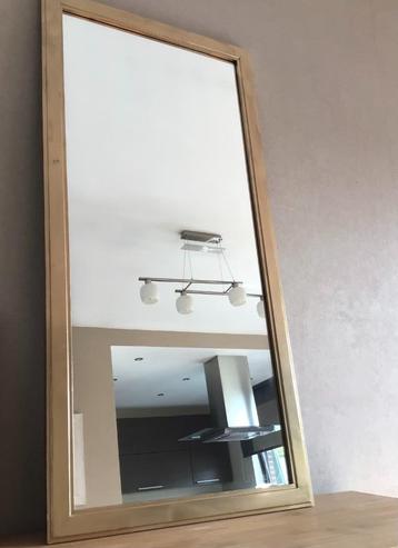Hoge houten spiegel