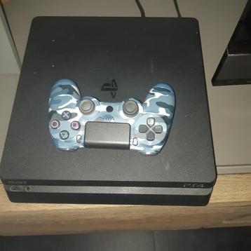 PlayStation 4 avec 5 jouets. 