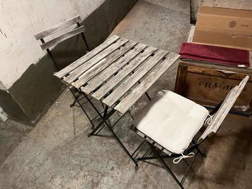Tuintafel en 2 stoelen met kussens beschikbaar voor biedingen