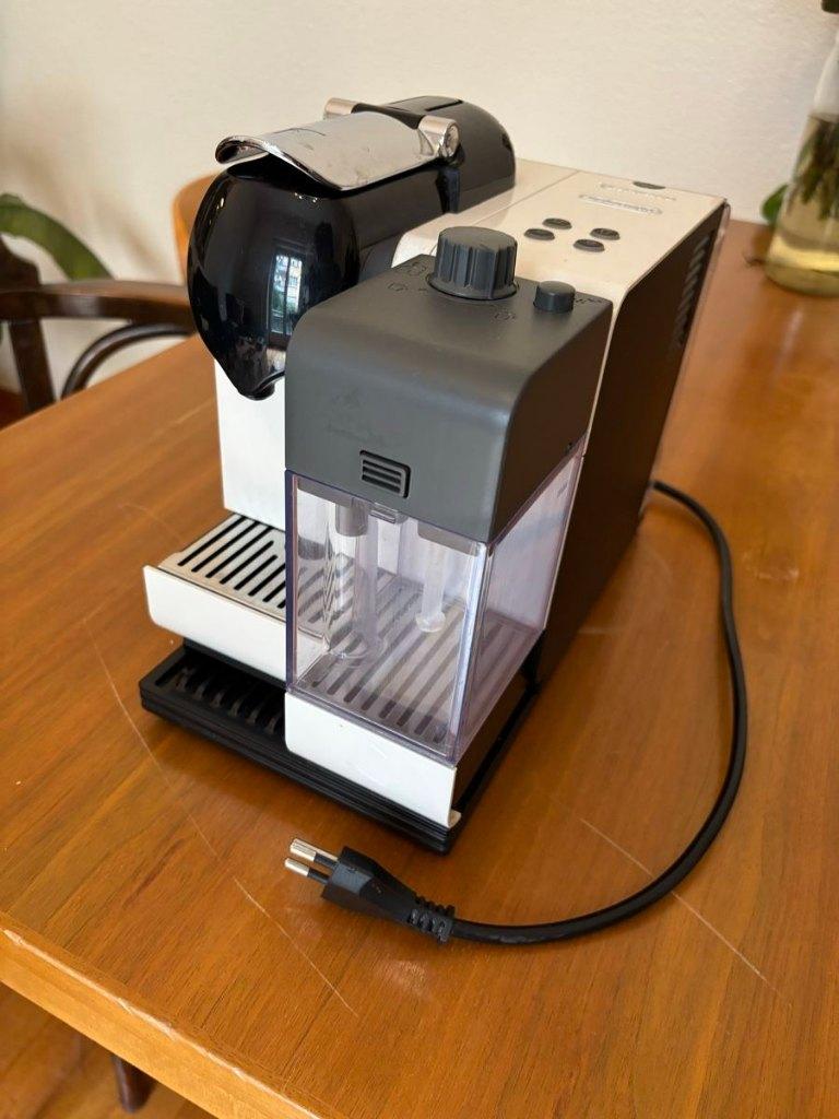 Delonghi Nespresso Machine met melkopschuimer, Elektronische apparatuur, Koffiezetapparaten, Zo goed als nieuw, Koffiepads en cups
