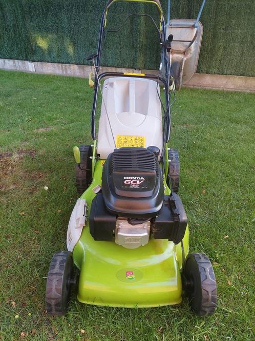 Grasmaaier zelftrekker in nieuwstaat honda moter, Tuin en Terras, Grasmaaiers, Zo goed als nieuw, Ophalen