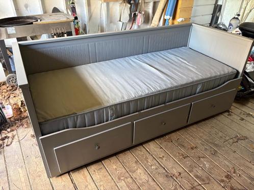 Grijs 1 persoonsbed, om te vormen tot zetel, Huis en Inrichting, Slaapkamer | Bedden, Zo goed als nieuw, Eenpersoons, 100 cm, 200 cm