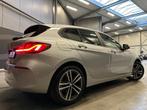 BMW 118iA/Sport/Led/Pdc/Cc/Virtual/Navi/CarPlay/Keyless/18", Auto's, 5 zetels, 5 deurs, USB, Zilver of Grijs