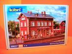 STATION VAN RODE BAKSTEEN - KIBRI 39837 - H0 - 1:87, Hobby en Vrije tijd, Overige merken, Gelijkstroom of Wisselstroom, Brug, Tunnel of Gebouw