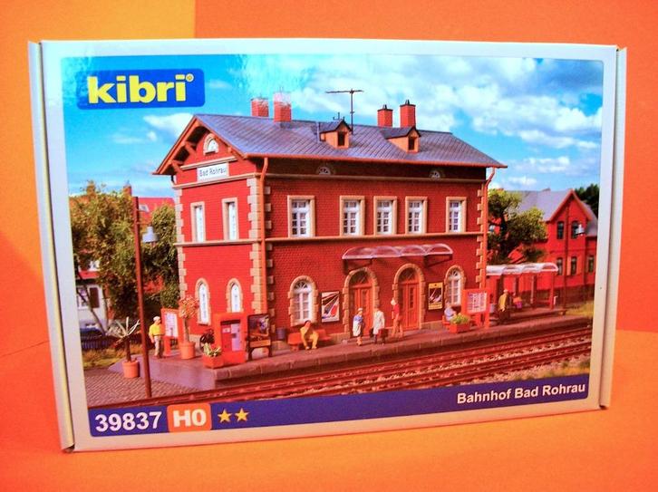 STATION VAN RODE BAKSTEEN - KIBRI 39837 - H0 - 1:87, Hobby en Vrije tijd, Modeltreinen | H0, Nieuw, Brug, Tunnel of Gebouw, Gelijkstroom of Wisselstroom