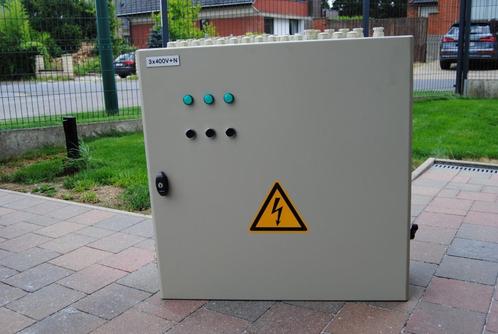 Metalen zekeringkast / schakelkast 80cm x 80xm x25,5 cm, Doe-het-zelf en Bouw, Elektriciteit en Kabels, Gebruikt, Ophalen