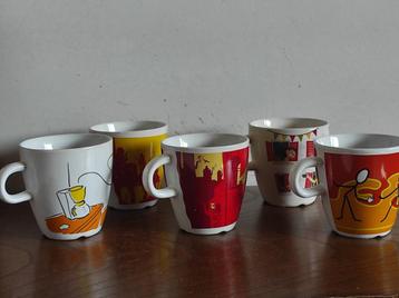DOUWE EGBERTS : unieke set gedecoreerde 5 koffiekoppen/mok beschikbaar voor biedingen