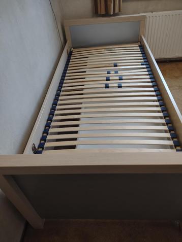 Eenpersoonsbed met 2 bedladen, nachtkastje en wandplank beschikbaar voor biedingen