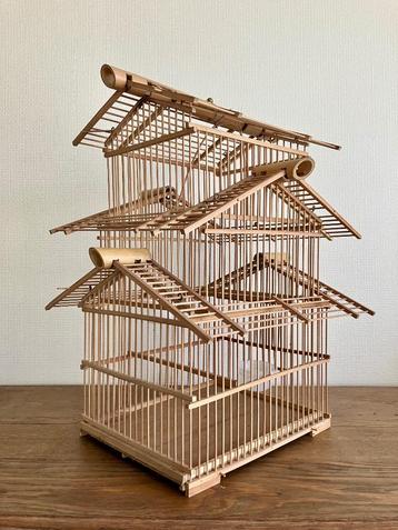 Vogelkooi van bamboe en hout beschikbaar voor biedingen