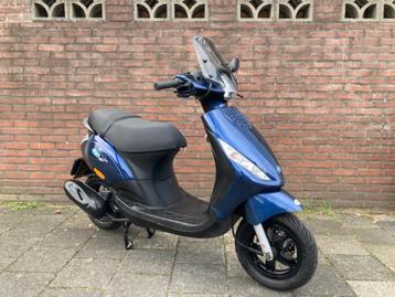 ZEEERRR MOOIE A KLASSE PIAGGIO ZIP 4 TAKT BOUWJAAR 2013 beschikbaar voor biedingen