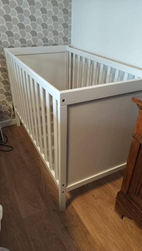 Te koop: IKEA Sundvik babybed + matras + accessoires, Kinderen en Baby's, Babywiegjes en Ledikanten, Zo goed als nieuw, Ledikant
