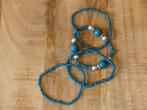 Armbanden (2) blauw, Handtassen en Accessoires, Armbanden, Elastiek, Blauw, Met bedels of kralen, Zo goed als nieuw