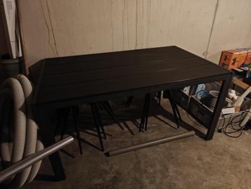 Tuintafel beschikbaar voor biedingen