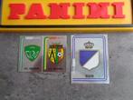PANINI VOETBAL STICKERS FOOTBALL 93  2X BADGES EMBLEMEN en, Ophalen of Verzenden