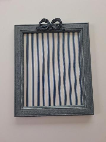 Grand cadre photo bleu en bois avec noeud