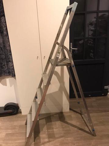 LADDER İDEAAL VOOR VERVERS 5 TREDEN  beschikbaar voor biedingen
