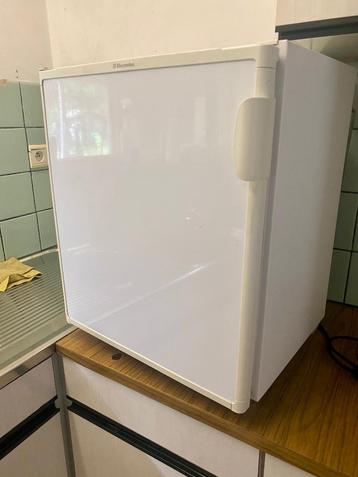 kleine stille koelkast beschikbaar voor biedingen