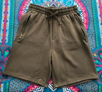 2 nieuwe groene shorts, 2 nieuwe groene shorts  beschikbaar voor biedingen