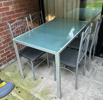 Tafel uit ijzer/metaal met melkglasplaat en 4 stoelen beschikbaar voor biedingen